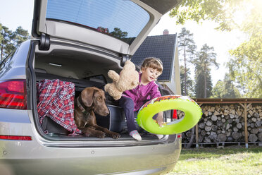 Mädchen im Kofferraum mit Hund und Teddybär - FKF001616