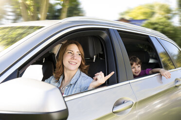 Frau fährt Auto mit Mädchen auf dem Rücksitz - FKF001619
