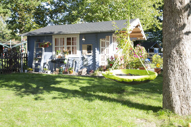 Garten mit Nestschaukel und Gartenhäuschen - FKF001632