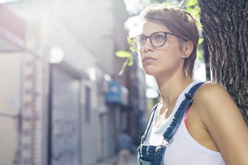 USA, Williamsburg, Porträt einer Frau im Gegenlicht mit Brille - GIOF000549