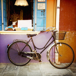 Italien, Venedig, Burano, Fahrrad am Haus - MEMF000924