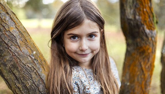 Porträt eines lächelnden Mädchens in der Natur - MGOF001115