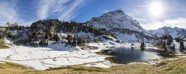 Austria, Arlberg, Korbersee lake with Saloberkopf, Salobersattel and Mohnenfluh mountains - STSF000969