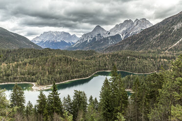 Austria, Tirol, Lake Blindsee with Zugspitze massif in background - STSF000970