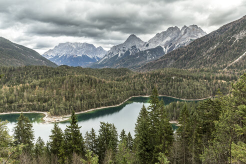 Österreich, Tirol, Blindsee mit Zugspitzmassiv im Hintergrund - STSF000970