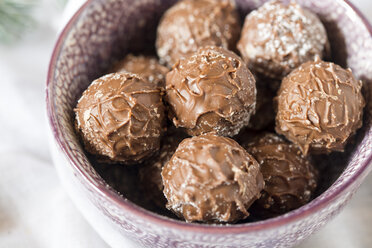 Bowl of chocolate truffles - SARF002364