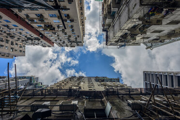 China, Hongkong, Fassaden der Chungking Mansions von unten gesehen - TOVF000039