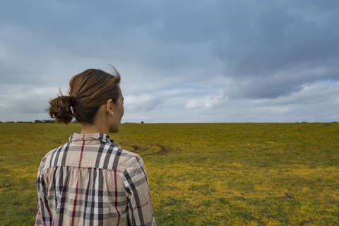 Australien, Rückenansicht einer Frau mit Blick auf die Aussicht in der Nähe der Great Ocean Road, lizenzfreies Stockfoto