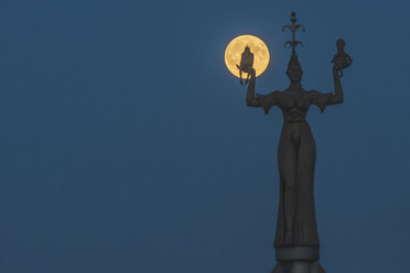 Deutschland, Konstanz, Imperia Statue an der Hafeneinfahrt bei Vollmond - KEBF000292