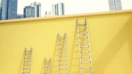 3d Rendering, Leitern lehnen an gelber Wand vor Skyline - UWF000694