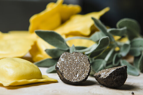 Sliced black truffle, sage and homemade ravioli filled with black truffle and sage - FLF001239