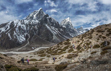 Nepal, Himalaya, Khumbu, Everest-Region, Taboche, Bergsteiger beim Überqueren von Bergen - ALRF000192