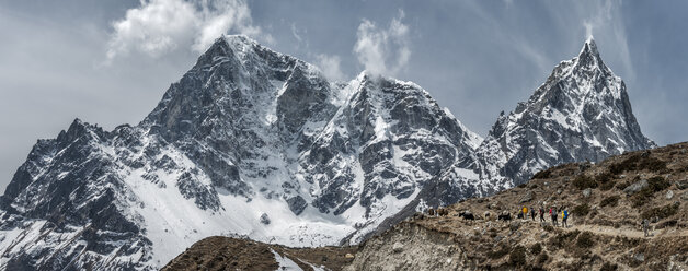 Nepal, Himalaya, Khumbu, Everest-Region, Taboche, Bergsteiger beim Überqueren von Bergen - ALRF000195