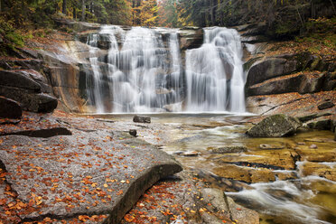 Tschechische Republik, Riesengebirge, Mumlava-Wasserfall im Herbst - ABOF000055