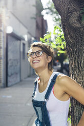 Portrait o happy blond woman wearing spectacles - GIOF000558