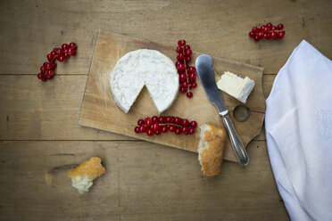 Camembert, Brot und rote Johannisbeeren auf Holz - LVF004240