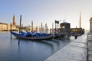 Italien, Venedig, Blick auf den Canal Grande von Dorsoduro auf San Marco und den Marco-Turm - MEM000927