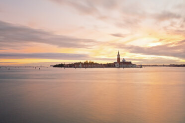 Italien, Venedig, Blick auf die Insel San Giorgio Maggiore am Abend - MEMF000928