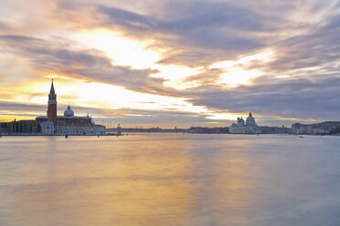 Italien, Venedig, Blick auf die Insel San Giorgio Maggiore und die Basilica di Santa Maria della Salute, rechts - MEMF000929