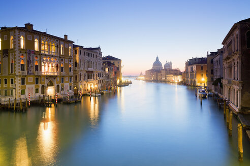 Italien, Venedig, Blick von der Accademia-Brücke auf den Canal Grande und die Basilika Santa Maria della Salute auf Dorsoduro - MEMF000930