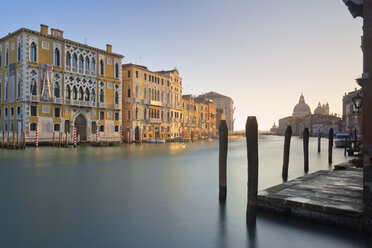 Italien, Venedig, Blick von Dorsoduro auf den Canal Grande und den Palazzo Cavalli-Franchetti - MEMF000933