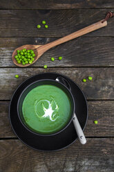 Schale mit Erbsensuppe, Erbsen auf Holzlöffel - SARF002368