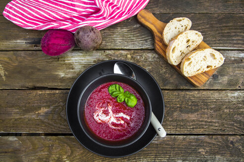 Schüssel Rote-Bete-Suppe, Weißbrot auf Schneidebrett - SARF002372