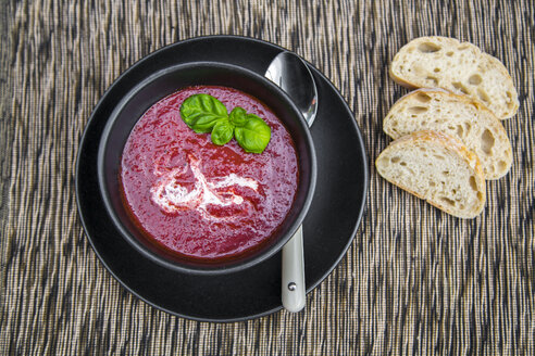 Schüssel Rote-Bete-Suppe, Weißbrot - SARF002374