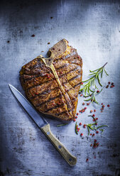 T-Bone-Steak, roter Pfeffer und Rosmarin - KSWF001687