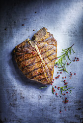 T-Bone-Steak, roter Pfeffer und Rosmarin - KSWF001688