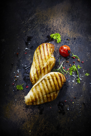 Hähnchenfilet mit Kirschtomaten, Chili und Paprika, lizenzfreies Stockfoto