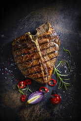 T-Bone-Steak, Chili, Zwiebeln, Kirschtomaten und Rosmarin - KSWF001692