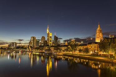 Deutschland, Frankfurt, Main bei Nacht, Skyline des Finanzviertels im Hintergrund - MABF000346