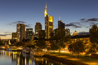Deutschland, Frankfurt, Skyline des Finanzviertels bei Nacht - MABF000347