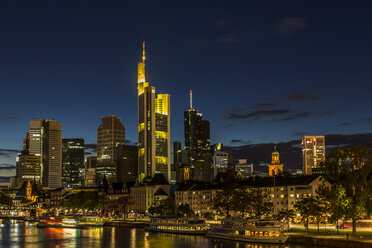Deutschland, Frankfurt, Main bei Nacht, Skyline des Finanzviertels im Hintergrund - MABF000348