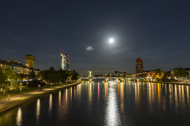 Deutschland, Frankfurt, Main bei Nacht, Skyline des Finanzviertels - MABF000349