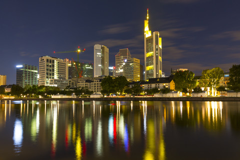 Deutschland, Frankfurt, Main bei Nacht, Skyline des Finanzviertels im Hintergrund, lizenzfreies Stockfoto