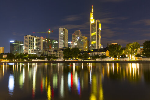 Deutschland, Frankfurt, Main bei Nacht, Skyline des Finanzviertels im Hintergrund - MABF000350