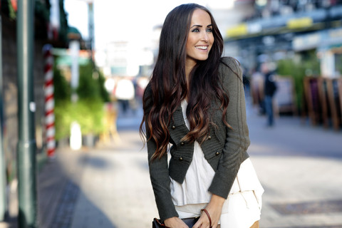 Porträt einer lächelnden jungen Frau mit langen braunen Haaren, lizenzfreies Stockfoto