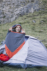 Spanien, Picos de Europa, glücklicher Mann in einem Schlafsack - ABZF000159