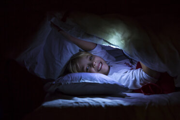 Little girl with a torch in bed - JFEF000755