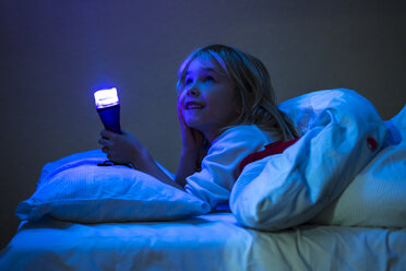Little girl with a torch in bed - JFEF000757