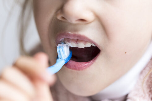 Little girl brushing her milk teeth, close-up - JFEF000765