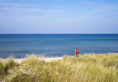 Deutschland, Mecklenburg-Vorpommern, Frau an der Ostseeküste in Born auf dem Darss, lizenzfreies Stockfoto