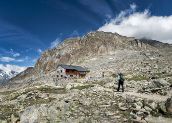 Schweiz, Wallis, Wiwannihorn, Wiwanni-Hütte, Bergsteigerin - ALRF000208