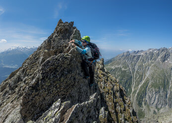 Schweiz, Wallis, Wiwannihorn, Bergsteigerin - ALRF000216