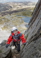 Großbritannien, Wales, Cadair Idris, Table Direct, Cyfrwy Arete, Frauen beim Klettern - ALRF000218