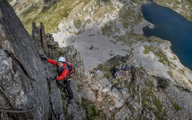 Großbritannien, Wales, Cadair Idris, Cyfrwy Arete, Frauen beim Klettern - ALRF000220