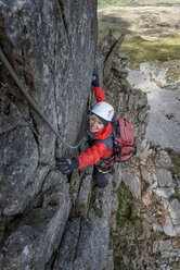 Großbritannien, Wales, Cadair Idris, Cyfrwy Arete, Frauen beim Klettern - ALRF000221
