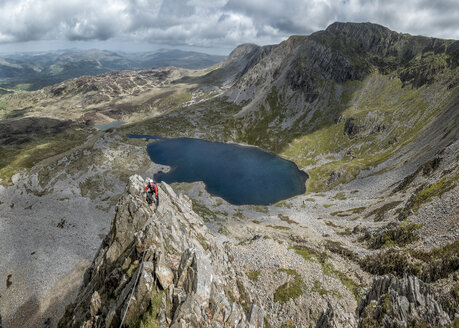 Großbritannien, Wales, Cadair Idris, Cyfrwy Arete, Frauen beim Klettern - ALRF000223